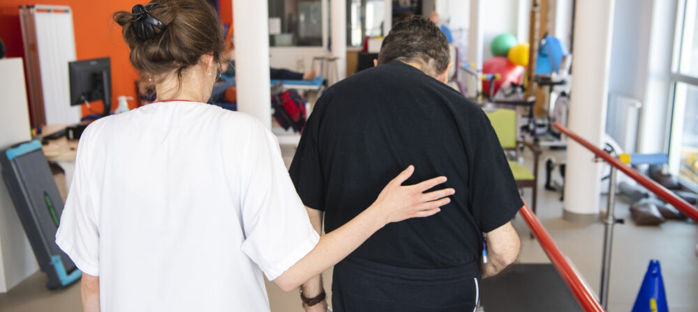 Accompagnement à la marche dans un service de rééducation.