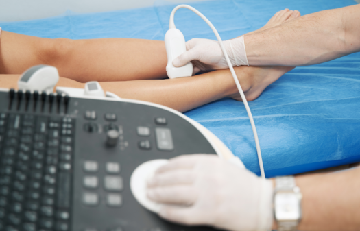 Examen d’échographie Doppler réalisé sur le bras d’un patient.