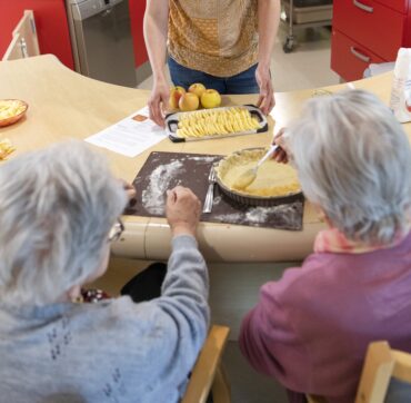 Atelier pâtisserie réunissant plusieurs résidents.
