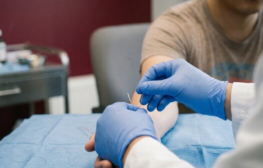 Petite chirurgie de la main réalisée en consultation.